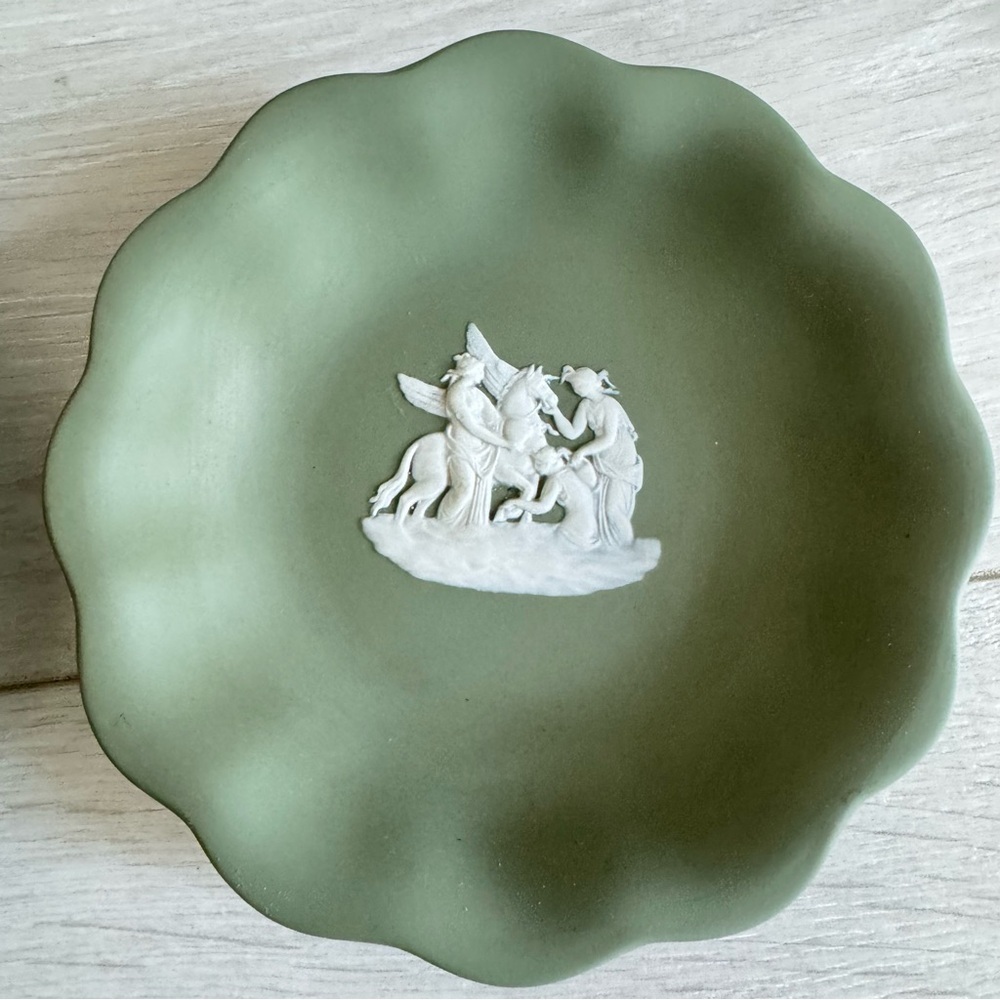 Wedgwood Jasperware Sage Green Vanity Dishes and Trinket Box Scalloped Edge - Picture 6 of 11